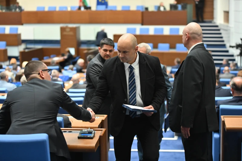 Парламентът гласува първия вот на недоверие срещу кабинета "Желязков"