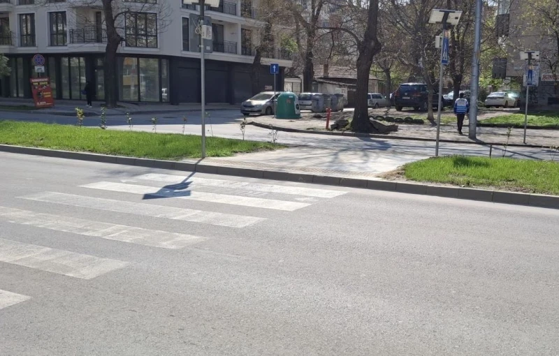 Оправиха повредена пешеходна настилка на бул. "Дунав"