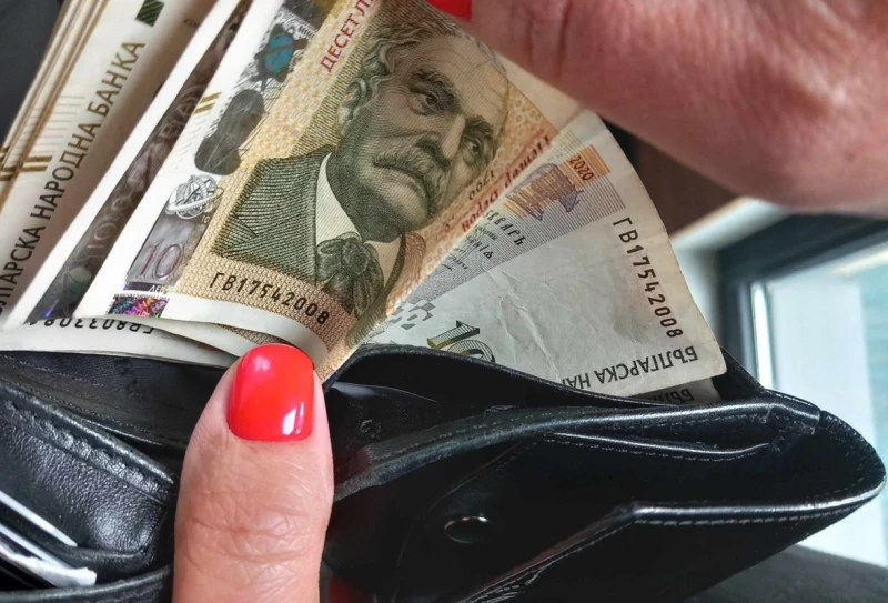 Новите заплати на учителите и директорите влизат в сила със задна дата