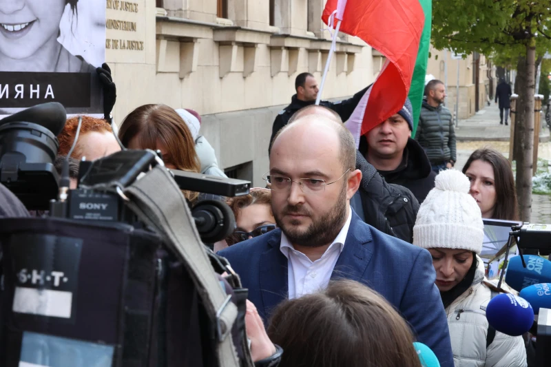 Правосъдният министър излезе на протеста "Аз съм Сияна"