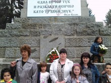 Ученици поднесоха венци в прослава на героите от Априлската епопея 