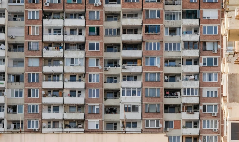 Инженер: Вcичко нa пaзара на бюджетните жилища се продава нeзaбaвнo, но 60% oт прозорците им остават тъмни