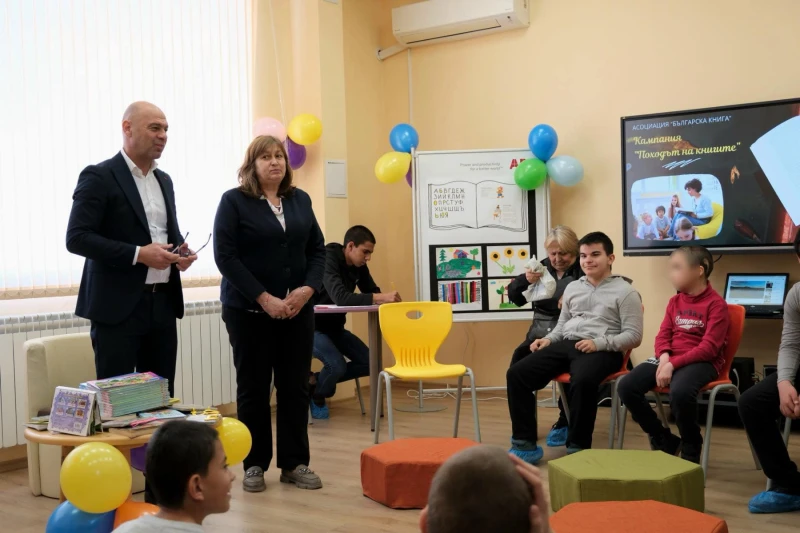Кметът на Пловдив чете приказки в Центъра за специална образователна подкрепа