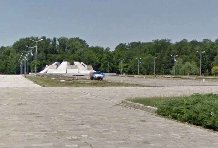 Питат кмета за Братската могила