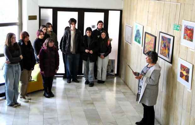 Изложба "Пейзаж от Родопите" на 16 млади художници бе открита в библиотеката в Смолян