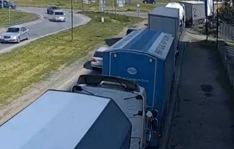Големи опашки от автомобили на "Дунав мост" край Русе