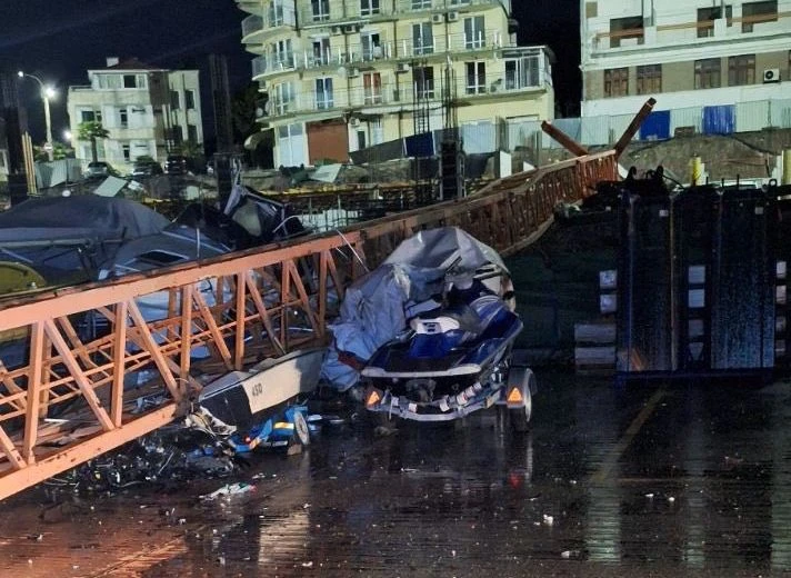 50-метров кран падна върху лодки на пристанището в Поморие