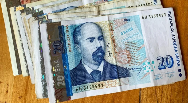 Млади хора започват работа и след един-два месеца работодателят им получава съобщение за запор на заплата