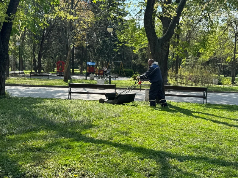 Ударно косят тревните площи в Пловдив