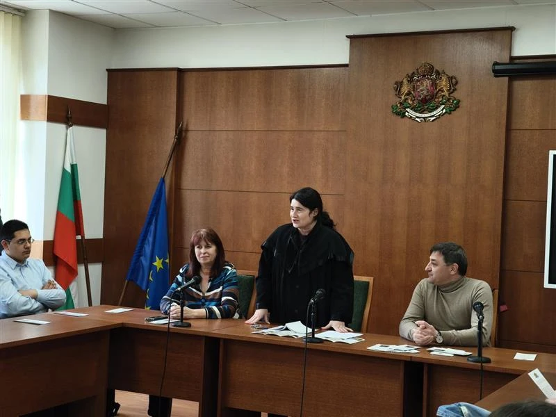 Магистрати от Окръжната прокуратура и Административния съд в Русе се срещнаха с ученици от ПГИУ "Елиас Канети"