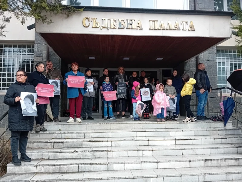 Смолянчани излязоха на мирен протест в памет на 12-годишната Сияна