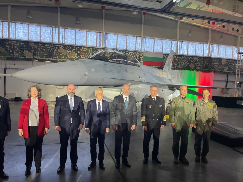 Първият български F-16 официално бе представен в авиобаза "Граф Игнатиево"