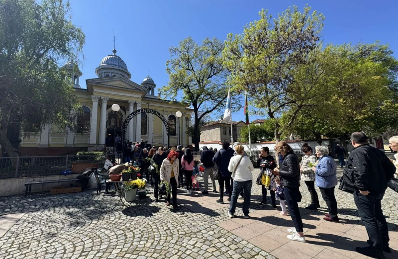 На Цветница огромни опашки се извиха пред храмовете в Пловдив