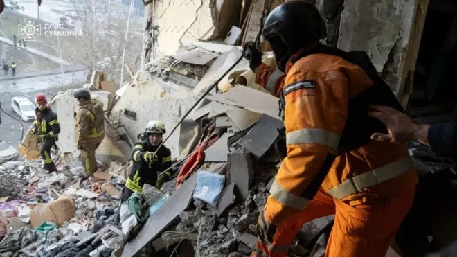Броят на жертвите на атаката над Суми нараства: 34 загинали, 117 ранени