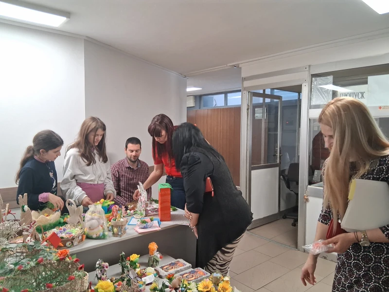 Ученици и представители на социална институция гостуваха с благотворителен Великденски базар в прокуратурата в Пловдив