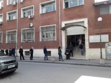 Търсят двама важни чиновници