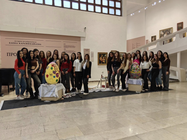 Претендентките за короната "Царица Роза" в Казанлък боядисаха изящни великденски яйца