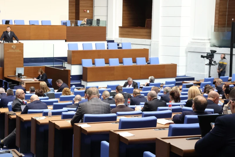 Парламентът гласува втория вот на недоверие