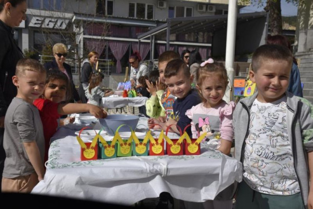 На Велики четвъртък бе спазена традицията да се боядисат първите