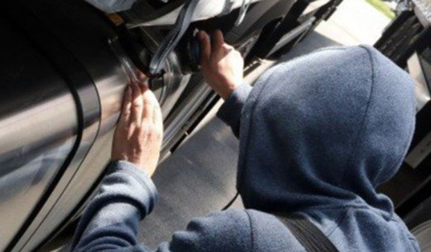 Столични полицаи задържаха двама мъже за кражба на гориво