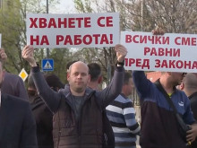 Хората в столичния район "Илинден" на протест срещу ромската общност от незаконните постройки в кв. "Захарна фабрика"