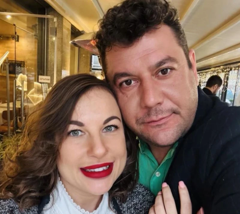 Месеци след раздялата със съпругата си Евгени Будинов се сгоди за млада дама