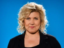 Губи майка си на 14 години и се налага да пее в заведения, за да изкарва прехраната си