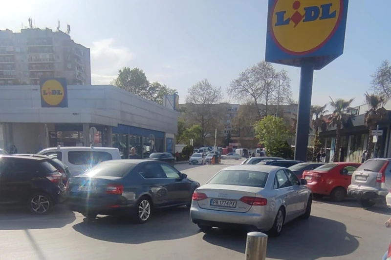 Ситуация пред "Кауфланд" и "Лидл" възмути пловдивчанин