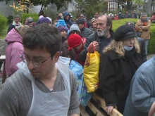 Топъл обяд и великденски пакети получиха стотици хора във Варна 