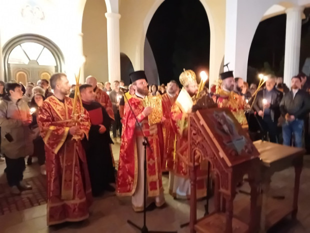 Камбанен звън възвести Христовото Възкресение в полунощ във всички църковни