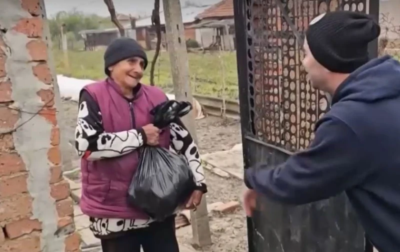 Доброто е заразно: Младежи дариха храна от първа необходимост на хора в нужда