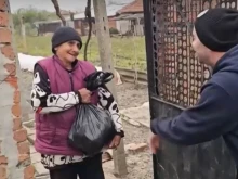 Доброто е заразно: Младежи дариха храна от първа необходимост на хора в нужда