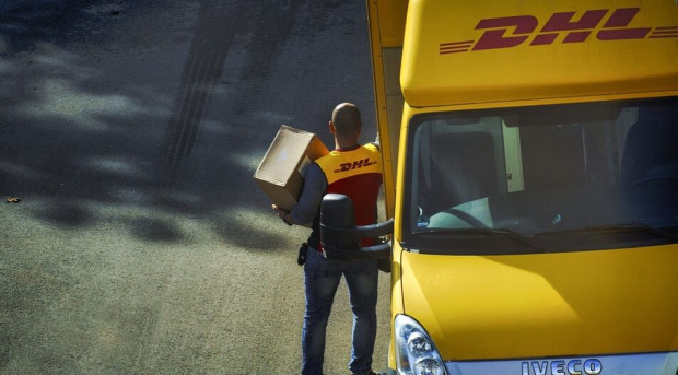 DHL Express спира доставките си на пратки за САЩ които