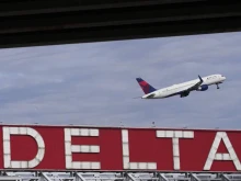 Двигател на самолет на Delta Airlines се запали, докато на борда му бяха 300 пътници