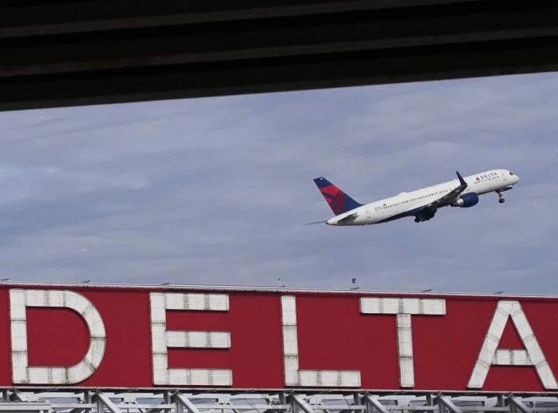 Двигател на самолет на Delta Airlines се запали, докато на борда му бяха 300 пътници