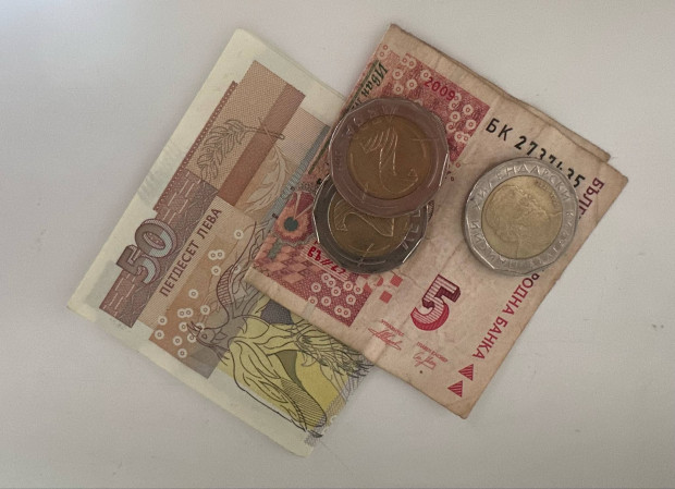 Разходите ни за битови сметки хранителни продукти и транспорт далеч не са