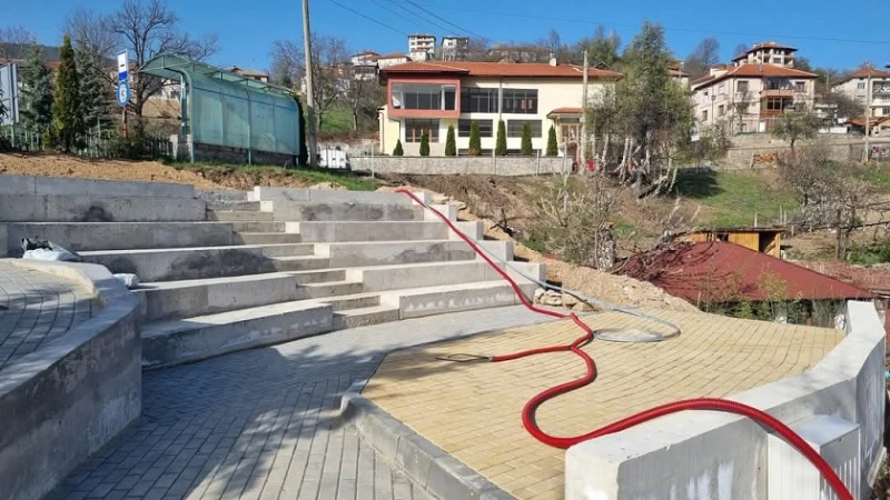 Преобразяват централния парк в село Оряховец с амфитеатър, алеи и ново осветление