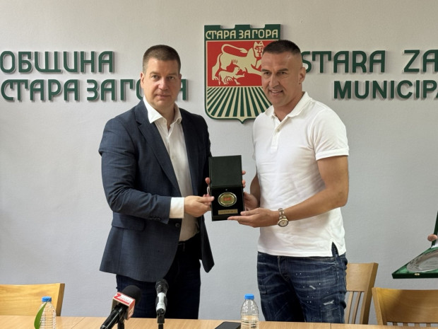 Кметът Живко Тодоров удостои футболната легенда Мартин Камбуров с почетен знак на Община Стара Загора