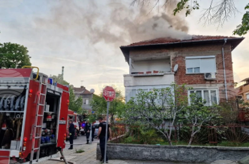 Горящ покрив на триетажна къща в Пловдив вдигна на крак пожарникарите