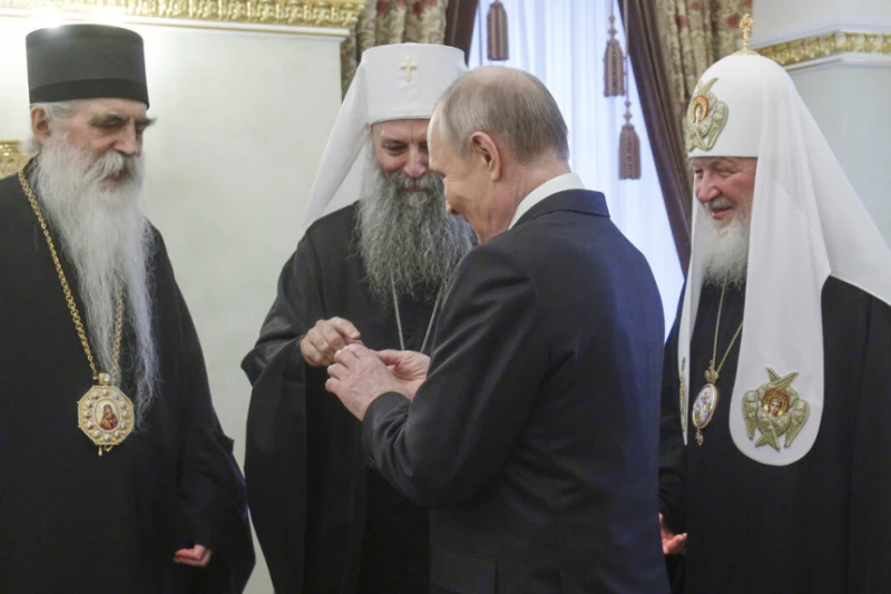 Путин към патриарх Порфирий: Съюзническите отношения със Сърбия винаги са били едни от най-топлите