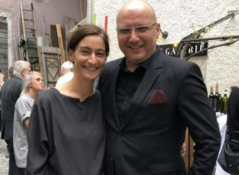 Няма да повярвате коя е жената на снимката до шеф Манчев! Никога не я е показвал публично