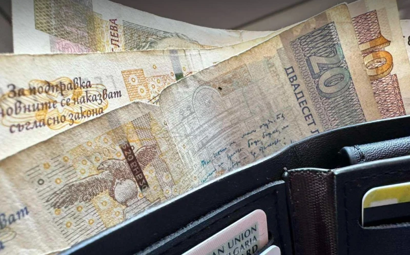 Минималната пенсия е скочила с 376%, а средната заплата със 165%