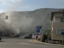 Кола пламна в близост до голям магазин в Дупница