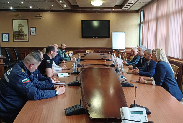 Кметът Благомир Коцев и заместник кметът по обществен ред и
