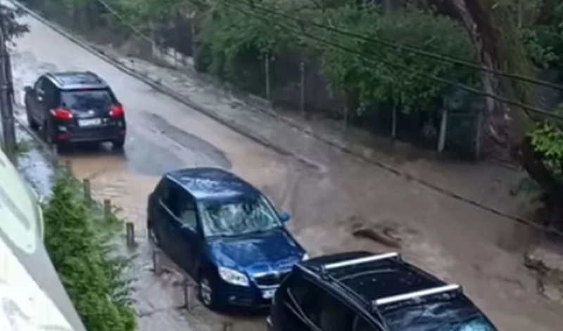 Внимавайте! Валежите наводниха улица в столицата
