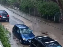 Внимавайте! Валежите наводниха улица в столицата