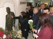 Откриха барелеф на професор Желязко Христов