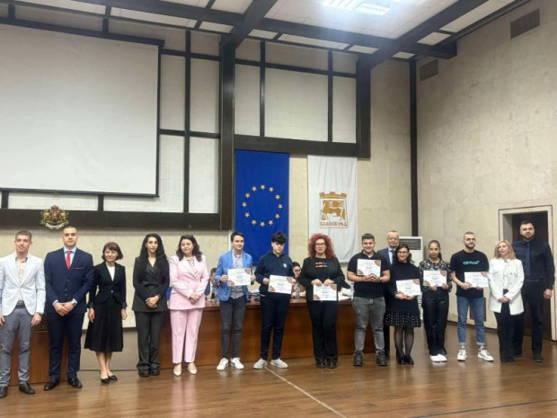 С тържествено награждаване на победителите в конкурса за есе организиран