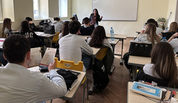 Съдия Ралица Андонова проведе лекция пред единадесетокласници от специалност Икономика