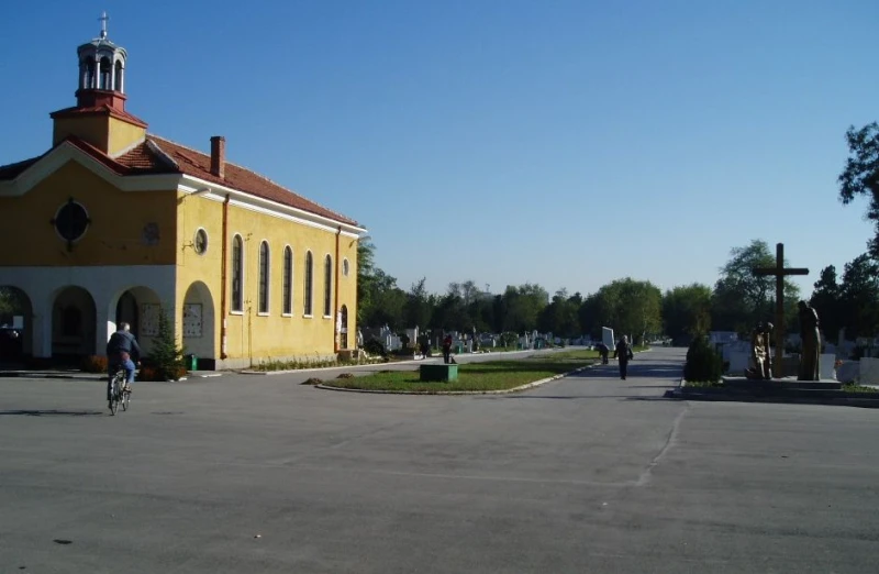 Борят бурените в гробищните паркове на Пловдив